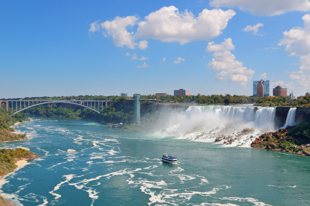 6. น้ำตกไรน์ (Rhine Falls)