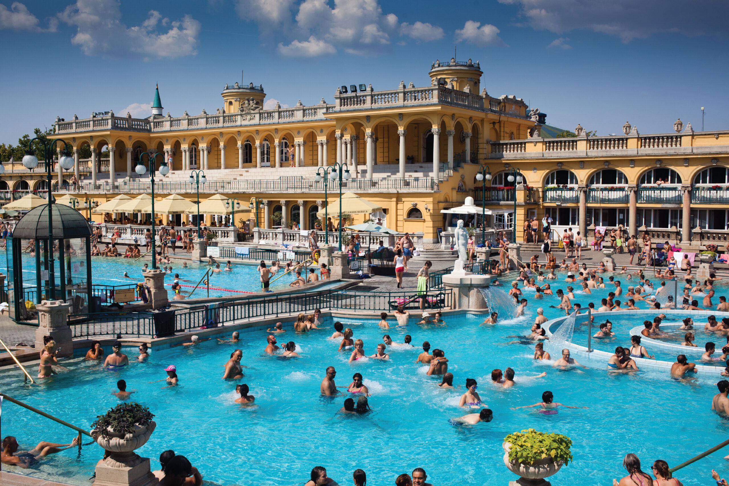 โรงอาบน้ำ (Széchenyi Thermal Bath)